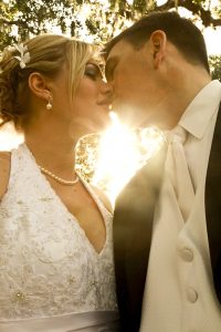 Hochzeitspaar glücklick - Gute Musik für die Hochzeit